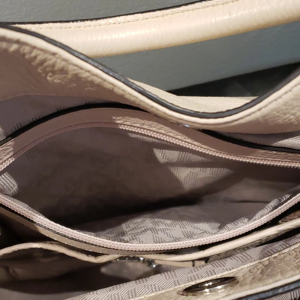 ❣️💫MARK DOWN 💫❣️Michael Kors cream Bag - Picture 7 of 13